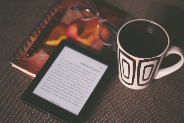 Ilustrasi membaca literasi lewat ebook. Sumber: Pixabay