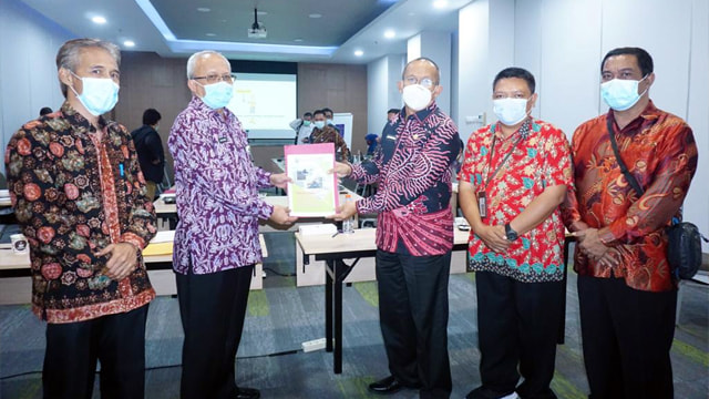 Penyerahan laporan tentang abrasi pantai di Kabupaten Bolmut kepada BNPP Kemendagri dan Kementerian PUPR
