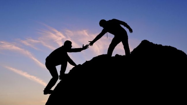 Budaya tolong menolong merupakan perwujudan dari adanya sikap empati kepada orang lain.