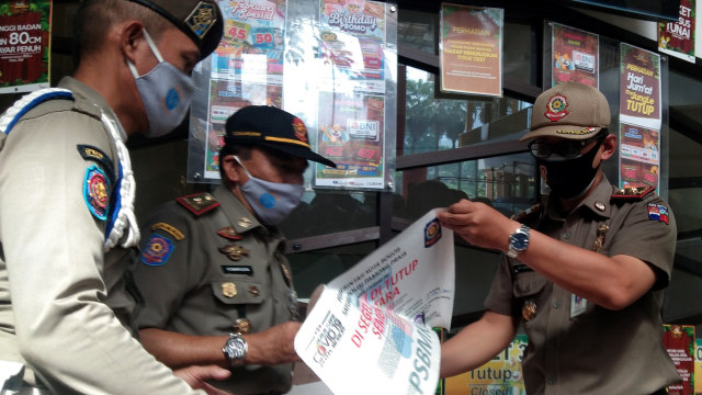 Anggota Satpol PP Kota Bogor melakukan penyegelan tempat wisata air The Jungle Waterpark, Kota Bogor, Jawa Barat, Senin (15/2/2021). Foto: Arif Firmansyah/ANTARA FOTO