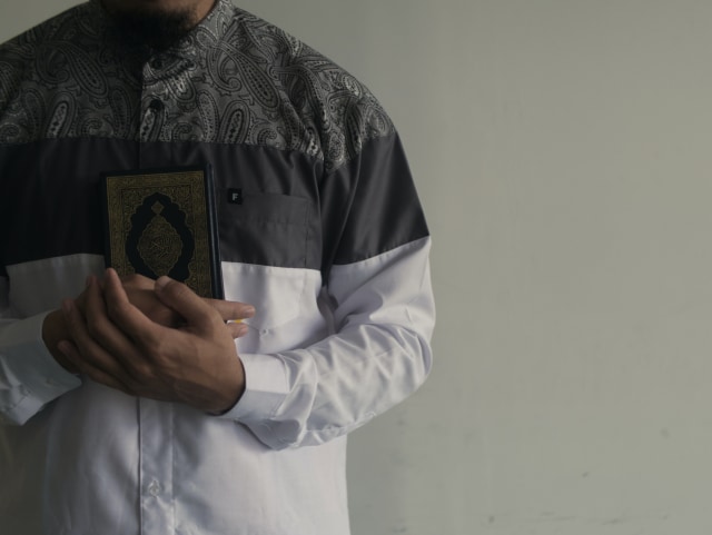 Ilustrasi Membaca Sholawat Nabi Pendek, sumber: Unsplash