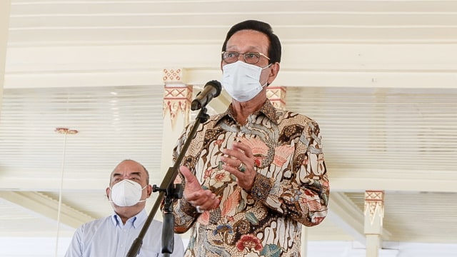 Gubernur DIY Sri Sultan Hamengku Buwono (HB) X saat sapa aruh di Bangsal Kepatihan, Yogyakarta, Selasa (16/2).
 Foto: Arfiansyah Panji Purnandaru/kumparan