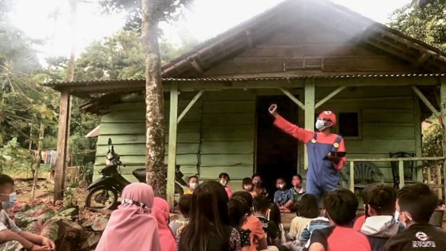 Adi Sarwono, pendiri Perpustakaan Busa.
 Foto: Instagram.com/busapustaka