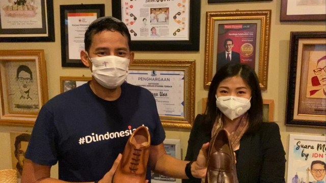 Sandiaga Uno Tinjau UMKM Sepatu. Foto: Kemenparekraf