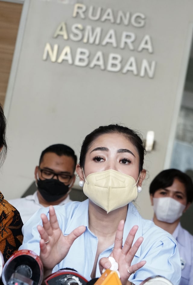 Penyanyi Nindy Ayunda saat memberi keterangan soal rumah tangga nya di kantor Komnas Perempuan, Jakarta, Selasa, (16/2/2021). Foto: Ronny