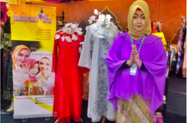 Ida Noor, Ketua Komunitas Penggerak OK OCE SKIES pada bazaar fashion 2019 silam dengan bisnis busana muslim