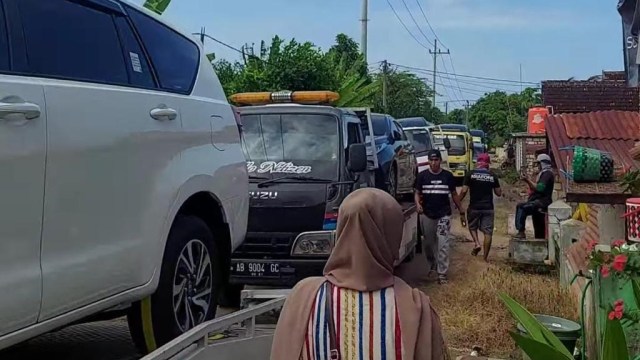 Warga saat membeli mobil usai menjual tanah di di Desa Sumurgeneng, Kecamatan Jenu, Kabupaten Tuban, Jawa Timur.  Foto: Dok. Istimewa