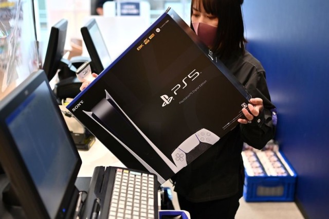 Penjualan PlayStation 5. Foto: Charly Triballe/AFP