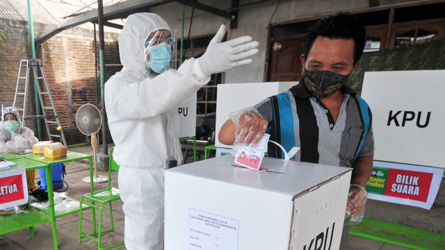 Ilustrasi warga usai menggunakan hak suaranya pada Pilkada serentak. Foto: Anwar Mustafa/AFP