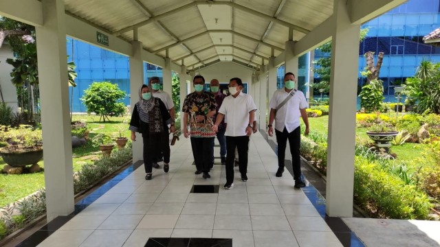 Terawan Agus Putranto saat meninjau persiapan uji klinis fase II vak,sin Nusantara di RSUP dr. Kariadi Semarang. Foto: Dok. Istimewa