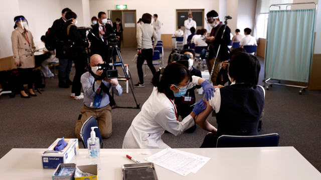 Vaksinasi COVID-19 untuk tenaga medis di Jepang, Rabu (17/2/2021). Foto: Pool via Reuters