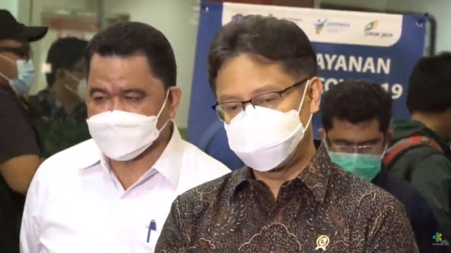  Menkes Budi Gunadi Sadikin (kanan) menjawab pertanyaan awak media di Pasar Tanah Abang, Jakarta. Foto: Dok. Kemenkes