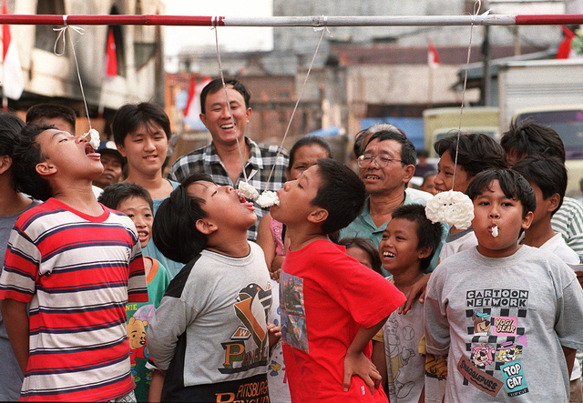 Anak-anak keturunan etnis Tionghoa mengikuti lomba makan kerupuk Foto: Kemal Jufri/AFP