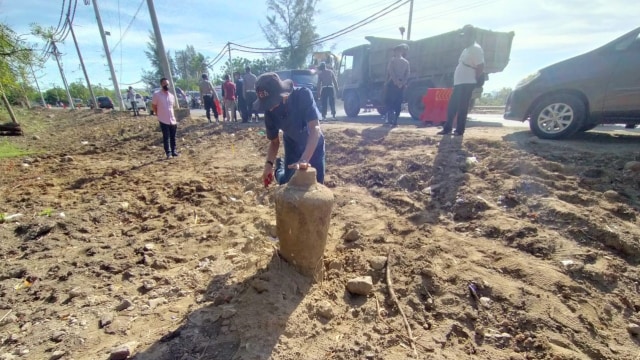 Nisan kuno yang ditemukan saat pembangunan proyek tol Aceh. Dok. Tarmizi A Hamid 