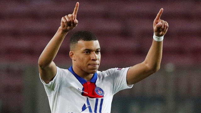 Kylian Mbappe dari Paris St Germain berselebrasi usai mencetak gol ke gawang Barcelona di Stadion Camp Nou, Barcelona, Spanyol, Selasa (16/2). Foto: Albert Gea/REUTERS