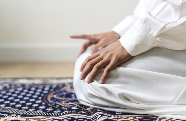 Ilustrasi seseorang dalam posisi tahiyat saat sholat. Sumber: Pinterest