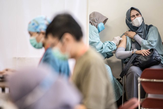 Vaksinator menyuntikan vaksin COVID-19 Sinovac dosis kedua kepada tenaga kesehatan saat Gebyar Vaksin COVID-19 di ITB, Bandung, Jawa Barat, Rabu (17/2). Foto: M Agung Rajasa/ANTARA FOTO