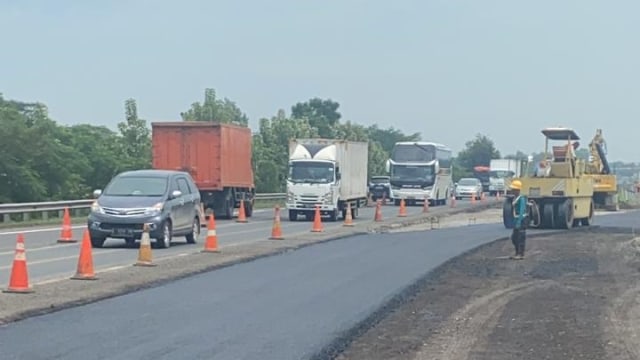 Progres pekerjaan pembuatan jalan sementara di median Tol Cipali KM 122 dimulai tahap pengaspalan. Foto: Dok. ASTRA Tol Cipali