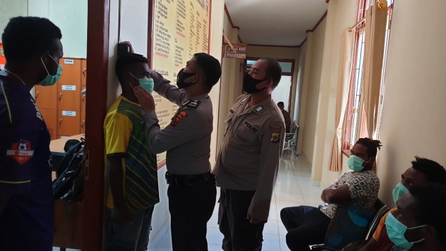 Pemuda asli Tolikara Papua dalam seleksi calon bintara noken Polri. (Dok Polda Papua) 