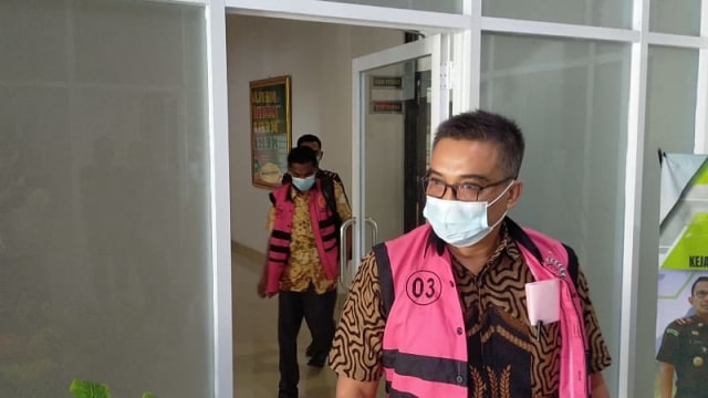 Dua Tersangka Kasus Dugaan Korupsi Dana Desa Program Siskeudes di Kabupaten Konawe Kepulauan. Foto: Attamimi/kendarinesia
