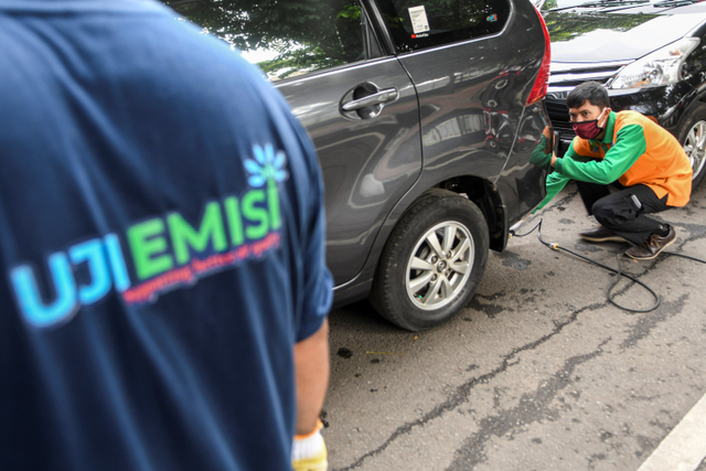 Petugas melakukan uji emisi gas buang kendaraan bermotor di Jalan Pemuda, Jakarta Timur. Foto: M Risyal Hidayat/ANTARA FOTO