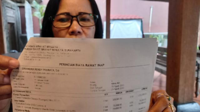 Pengacara korban, Asri Purwanti menunjukkan bukti berupa nota pembayaran rumah sakit