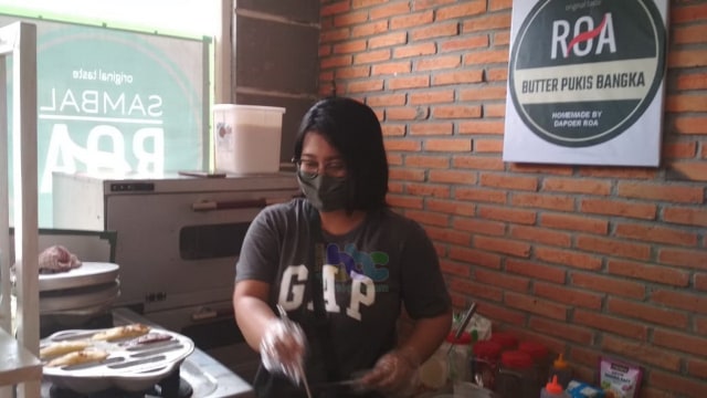 Angel (26), ibu rumah tangga asal Kelurahan Karangpacar, Kota Bojonegoro saat membuat Pukis Bangka. (foto: vera/veritabojonegoro)