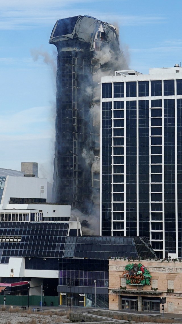 Trump Plaza Casino runtuh setelah pembongkaran di Atlantic City, New Jersey, AS, Rabu (17/2). Foto: Adam Monacelli/Courier-Post/USA Today Network via REUTERS