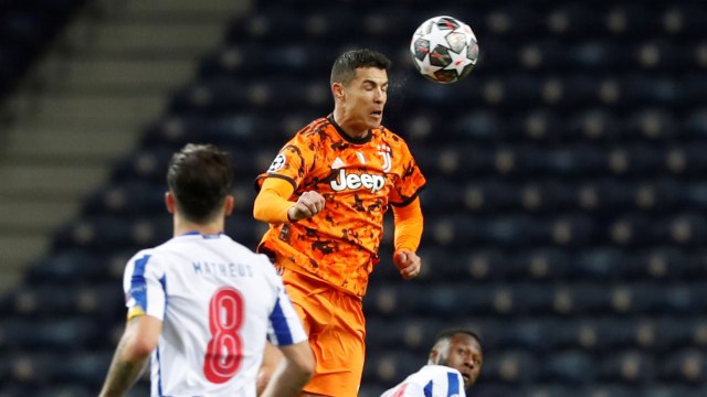 Cristiano Ronaldo dari Juventus beraksi saat pertandingan melawan Porto di Estadio do Dragao, Porto, Portugal, Rabu (17/2). Foto: Pedro Nunes/REUTERS