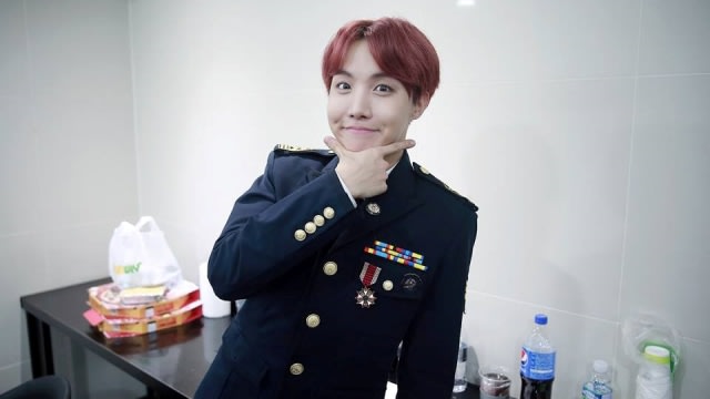 Anggota BTS, J-Hope. Foto: Facebook/@bangtan.official
