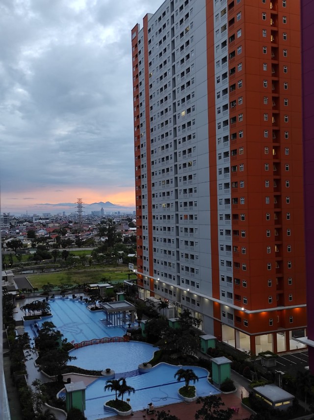 Gunung Gede Pangrango terlihat dari Apartemen Green Pramuka. Foto: Feby Dwi Sutianto/kumparan