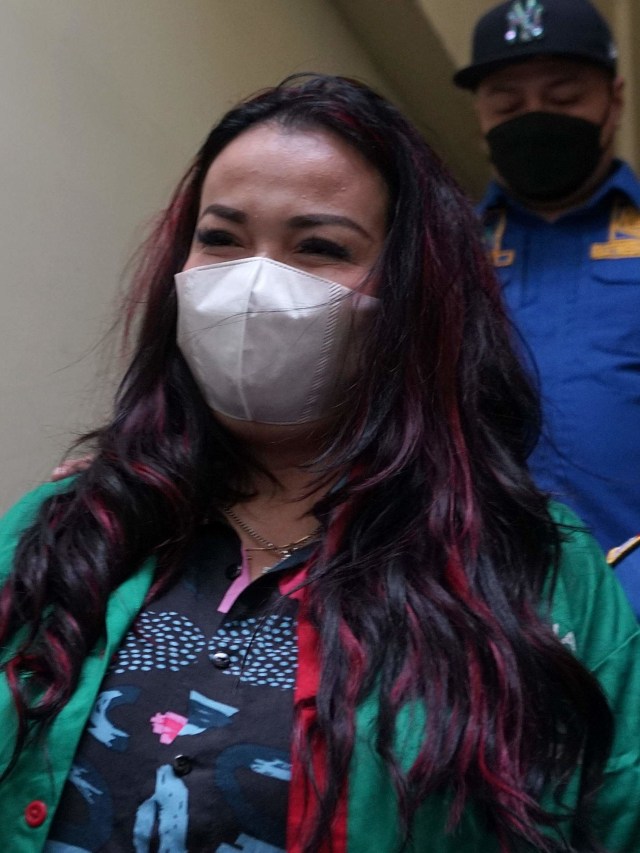 Artis Jennifer Jill saat dibawa ke poliklinik untuk diperiksa kesehatan di Polres Jakarta Barat, Jakarta, Kamis, (18/2/2021). Foto: Ronny