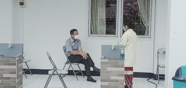 Foto: Mantan Bupati Manggarai Barat Agustinus Ch Dula saat menjalani rapid test di kantor Kejati NTT