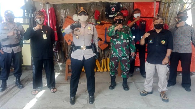 Aktivitas Kompol Yuni (tengah) saat menjabat Kapolsek Astana Anyar. Foto: Instagram/@polsekastanaanyar