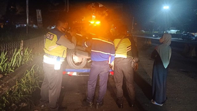 Emak-emak tertangkap melintas di jalan tol menggunakan motor tanpa helm di Tol Jagorawi. Foto: Dok. Istimewa