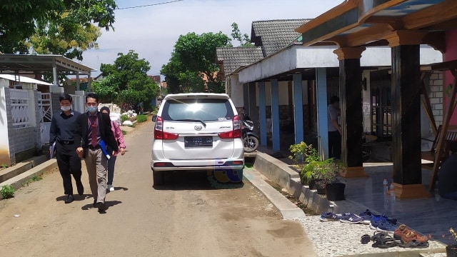 Sejumlah sales yang datang ke Desa Sumurgeneng, Kecamatan Jenu, Kabupaten Tuban, untuk menawarkan produk. (foto: ayu/beritabojonegoro)