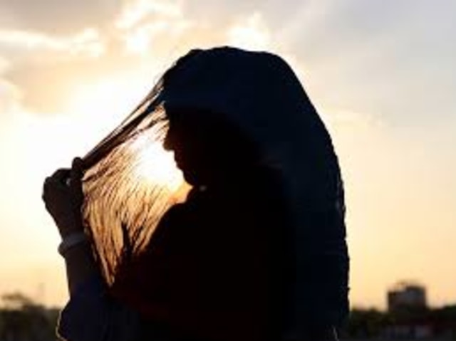 Ilustrasi wanitas yang bermuhasabah. Sumber: Unsplash