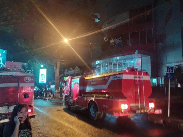 Kebakaran Terjadi di Pusat Perbelanjaan BEC Kota Bandung. Foto: Rachmadi Rasyad/kumparan