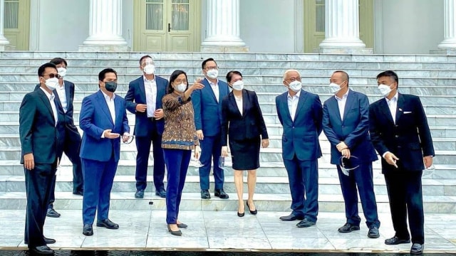 Jajaran Dewan Pengawas dan Dewan Direksi Lembaga Pengelola Investasi (LPI) usai diperkenalkan Presiden Jokowi di Istana Negara. Foto:  Instagram Erick Thohir