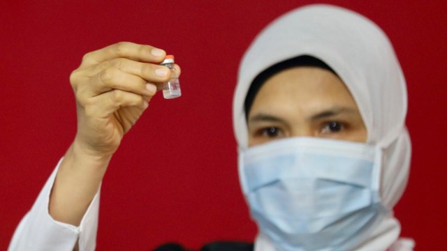 Petugas medis di Aceh menunjukkan vaksin Sinovac pada pelaksanaan vaksinasi corona di Aceh. Foto: Suparta/acehkini