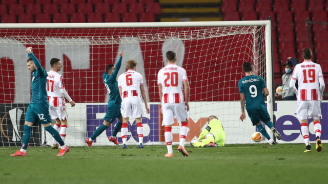 Radovan Pankov dari Crvena Zvezda setelah mencetak gol bunuh diri saat melawan AC Milan di Stadion Rajko Mitic, Beograd, Serbia, Kamis (18/2). Foto: Marko Djurica/REUTERS