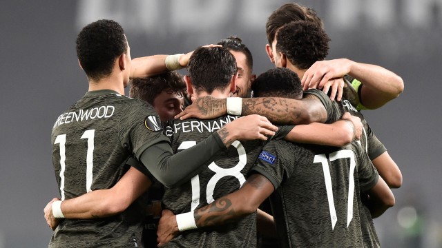 Pemain Manchester United Bruno Fernandes berselebrasi bersama timnya usai mencetak gol ke gawang Real Sociedad di Allianz Stadium, Turin, Italia, Kamis (18/2). Foto: Massimo Pinca/REUTERS