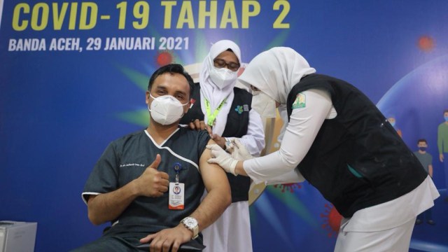 Seorang tenaga kesehatan di Aceh menjalani vaksinasi COVID-19 di RSUDZA Banda Aceh, Selasa (9/2). Foto: Suparta/acehkini