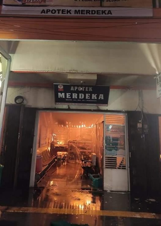 Apotek Merdeka Singkawang yang dilahap api. Foto: Dok Hi!Pontianak