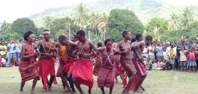 Sebagai bentuk kecintaan terhadap budayanya, Masyarakat Suku Abun tengah mempertunjukan tarian adatnya