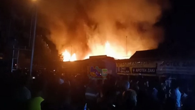 Kebakaran Pasar Desa Kepohbaru, Kecamatan Kepobaru, Kabupaten Bojonegoro, Kamis (18/02/2021) malam. (foto: istimewa)
