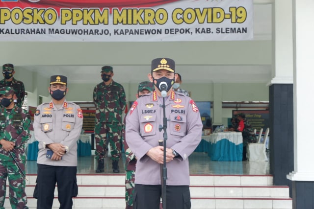 Panglima TNI Marsekal TNI Hadi Tjahjanto bersama Kapolri Jenderal Pol Listyo Sigit Prabowo meninjau PPKM mikro di Desa Maguwoharjo, Depok, Kabupaten Sleman, (19/2). Foto: Arfiansyah Panji Purnandaru/kumparan