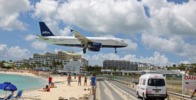 Pesawat mendarat di bandara Sint Maaten. Foto: Steven Conry via Flickr
