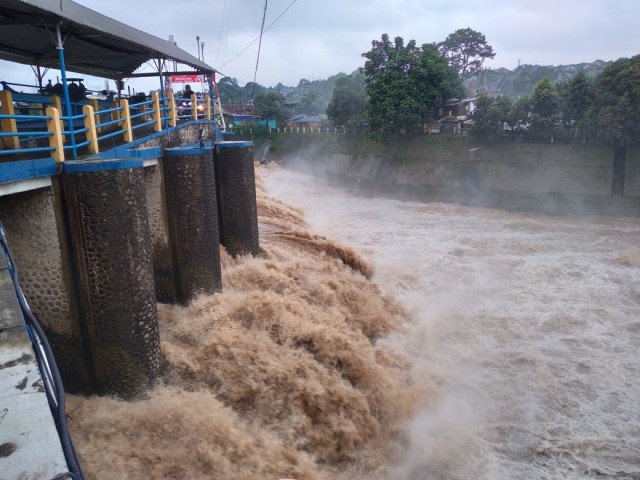 Ketinggian Bendung Katulampa, Bogor, Jawa Barat, mulai naik hingga melampaui siaga 3 atau sekitar 100 cm. Foto: Dok. Istimewa