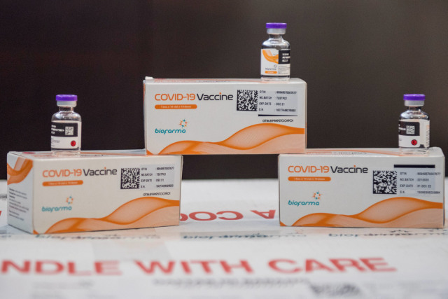 Kemasan vaksin COVID-19 diperlihatkan di Command Center serta Sistem Manajemen Distribusi Vaksin (SMDV), Bio Farma, Bandung, Jawa Barat, Kamis (7/1). Foto: M Agung Rajasa/Antara Foto